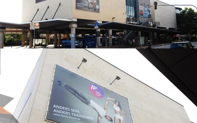 Riesenbanner montiert